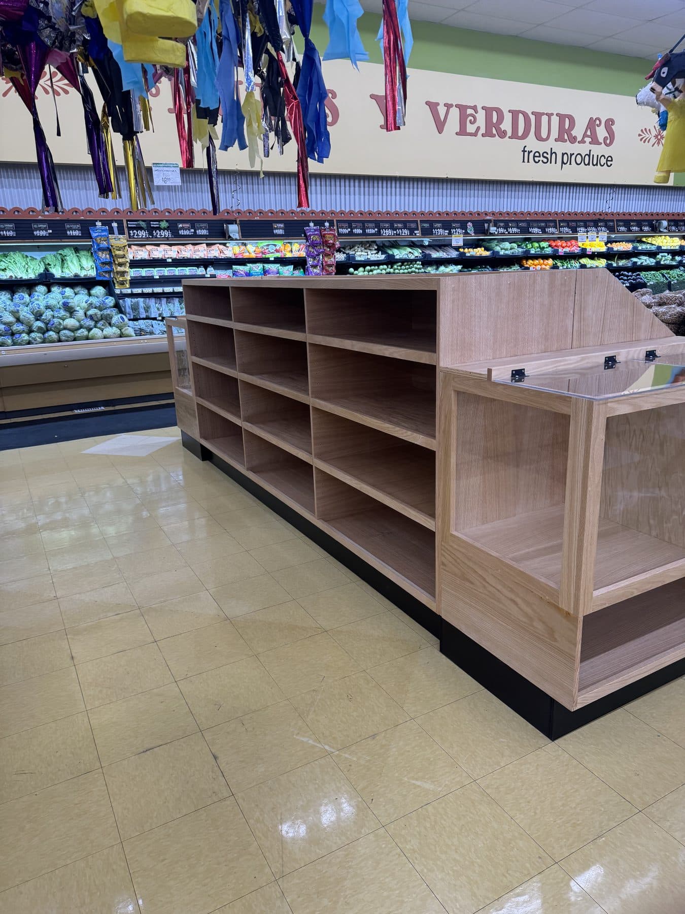 Produce bins with lower shelving